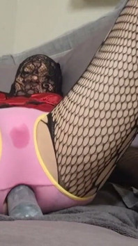 Pantieboy kız külot elleriyle dildoyla deliği sikiyor