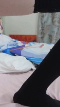 Correrse de jugar con un consolador en el anal y un vibrador en el coño