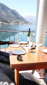 Veřejný! Vyhonění sexy ptáka v restauraci