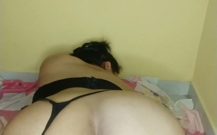 Carla Villalobos: पत्नी अपने शर्मनाक प्रेमी के लिए अपनी गांड दिखाती है और उसके लिए हस्तमैथुन करती है