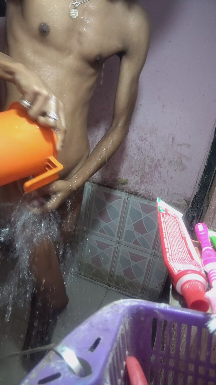 TightChange23: Salle de Bains. L’heure des branlettes
