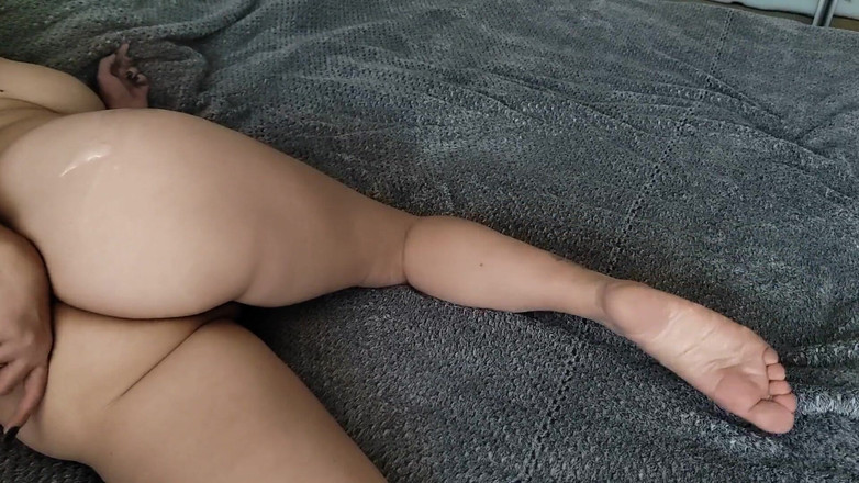 Emma_Alex: Vzájemná masturbace se sexy milfkou až do orgasmu a výstřiku