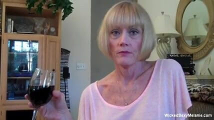 Wicked Sexy Melanie: Blond mormor drar och suger kuk i POV