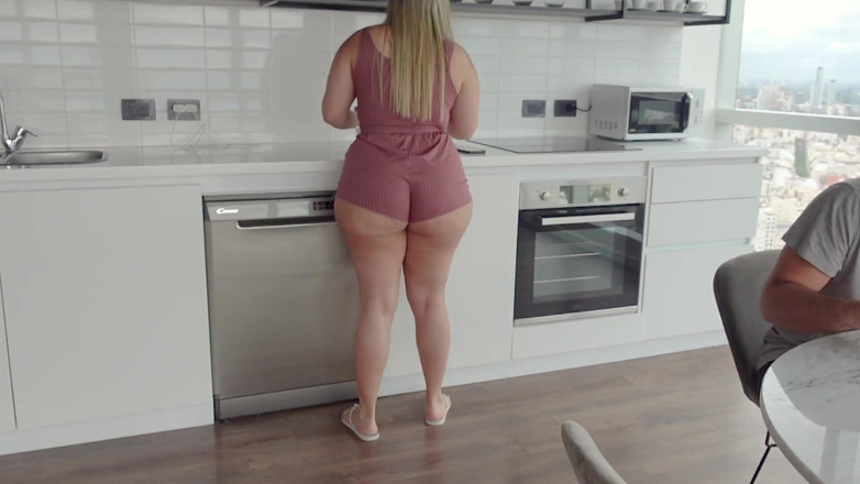 Suny Lune: Une soubrette MILF envoie des nus trop excitée