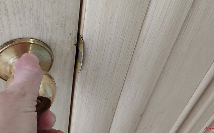 Meri-Mouse: 妹たちが家にいない間、私は彼女の友達とセックスしました