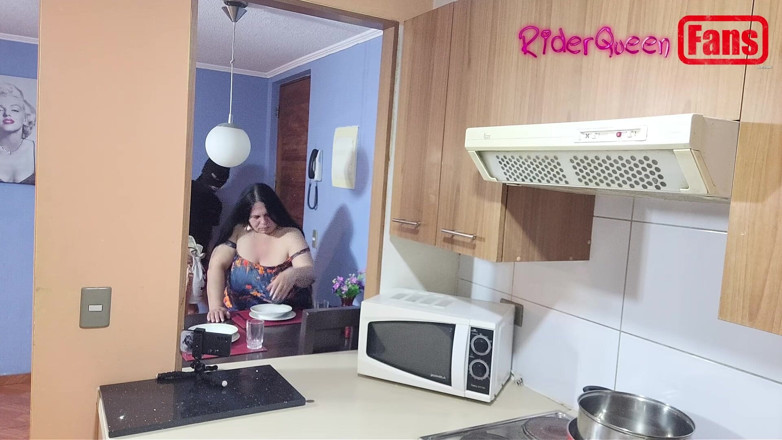 Riderqueen: วิดีโอสําหรับแฟน ๆ: หนุ่มสวมหน้ากากเย็ดฉันในห้องครัว