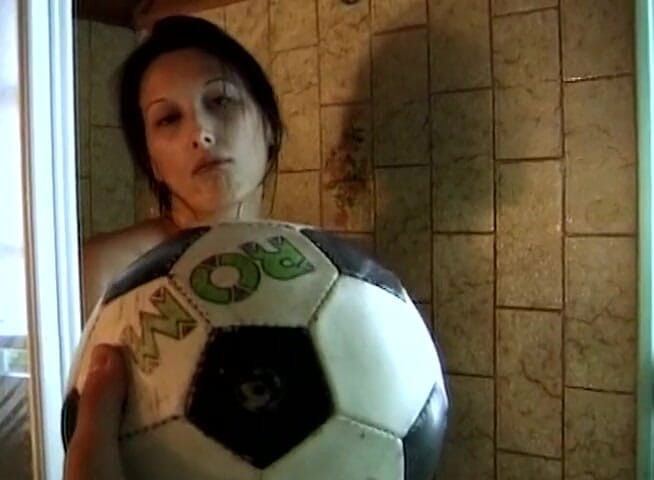 European Classics: Une salope brune suce et se branle sous la douche
