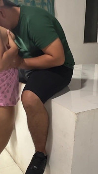 La hermanastra de mi mejor amigo la visitó y la follé