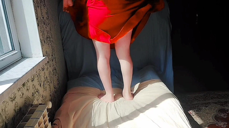 Kitty_Cross: Crossdresser panas menari liar di bawah lampu neon yang bercahaya