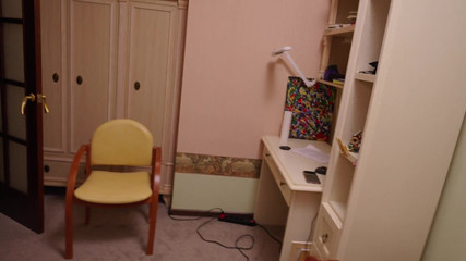 Ellie Indigo Sin: "Neocházej z domu, nevlastní synu, vím, jak vyřešit váš problém".