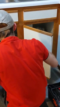 Sr. arregló la reparación del fregadero del culo