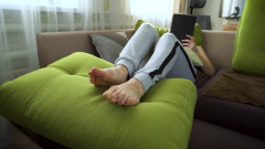 Teasecombo 4K: Sexy holka škádlí její sexy nohy skutečné amatérské domácí