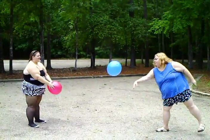 BBW nurse Vicki adventures with friends: Angie Kimber und ich spiele mit ballons draußen