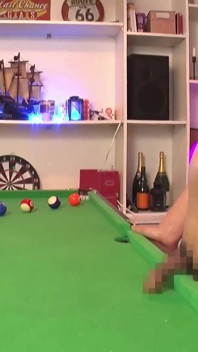 ¡La diferencia de altura entre estos dos es increíble! Mujer alta y un hombre corto -1