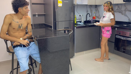 Gabriela Wish: 恥ずかしがり屋の義理の姉が、私がキッチンで朝食を作っているところを捕まえられます