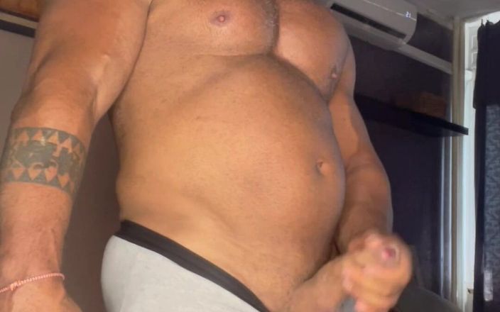 Mr. Guru: Sr. Guru Wank Solo. Pau de calcinha. Fisiculturista masturbando porra