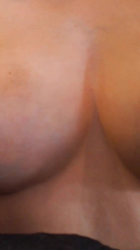 歯ブラシで大きな乳白色の乳首をからかう