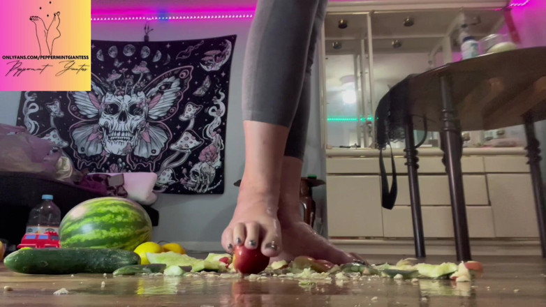Peppermint Giantess: Saiz 16 buah barefoot crush gergasi kemusnahan