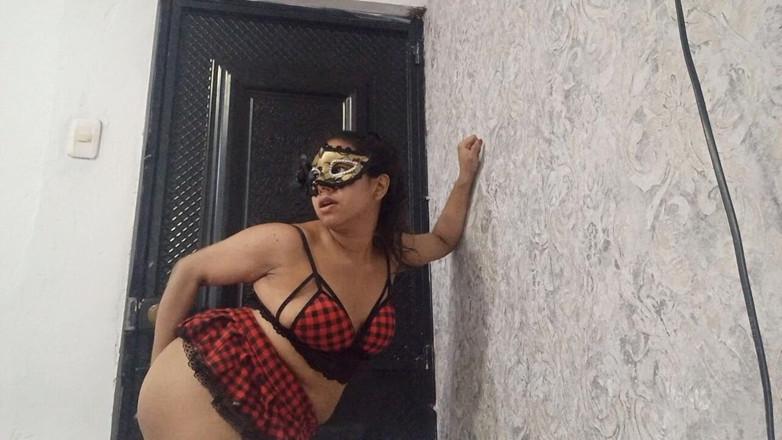 PATY PATY: Egzotik dansçı amcığı açıkken ısınıyor