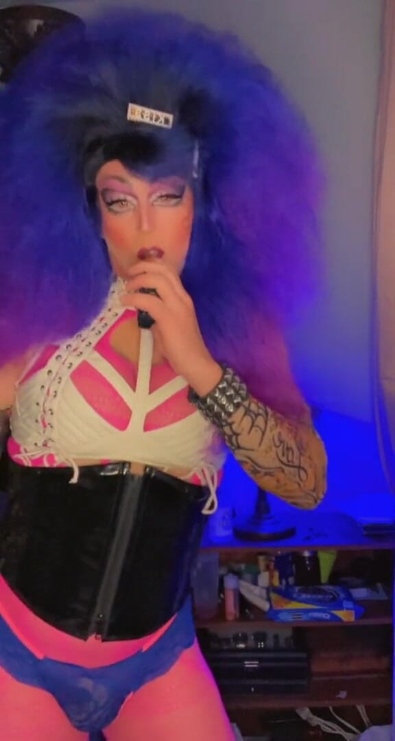 Shelly Robertss: Let me love you