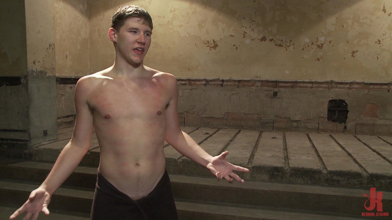 Kink Men Classics: Dakota Wolfe gedemütigt und gangbang im badezimmer gefickt