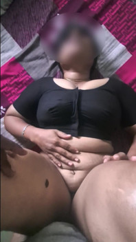 Siyah bluzlu seksi desi ev hanımı sert sikiliyor ve amcığı dölleniyor