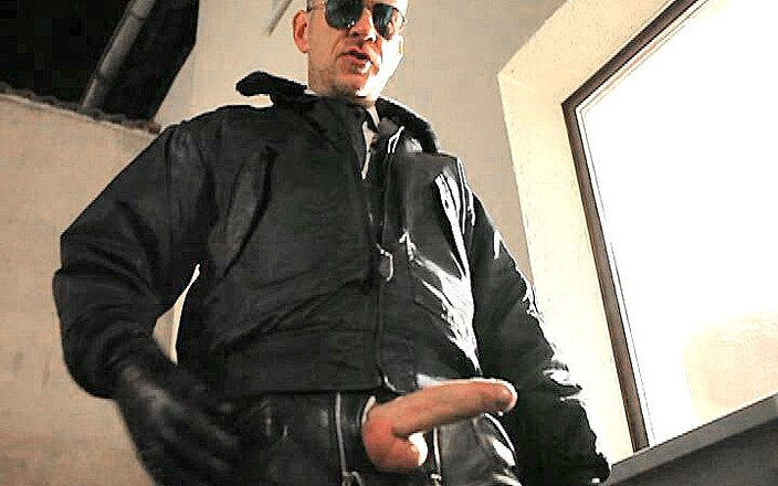 GERMANE_XL: Kožený policajt 33 (doutník Smoke Piss Cum Shots Xl)