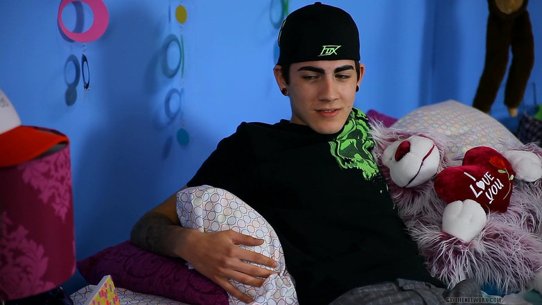 Beddable Boys: Hot Twink Shows Friend How to Pack Fudge