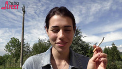 Smokin Fetish: Petra는 야외에서 ciggaretes를 연기하는 것을 좋아합니다.