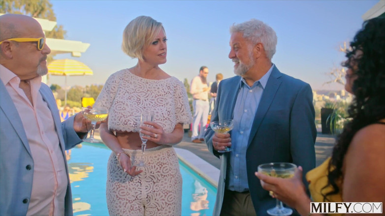 Milfy: Milfy Cock-hungry Socialite Dee Fucks Server at House Party