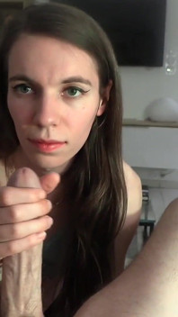 Anna sert une grosse bite