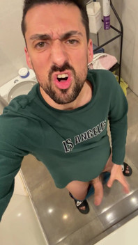 Papi Maduro Pajeandose En Baño Publico