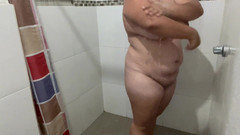 Stepmom_with_big_tits: 大奶继母在洗澡时被记录下来，并开始抚摸她的乳房，同时抚摸她丰富的阴户。