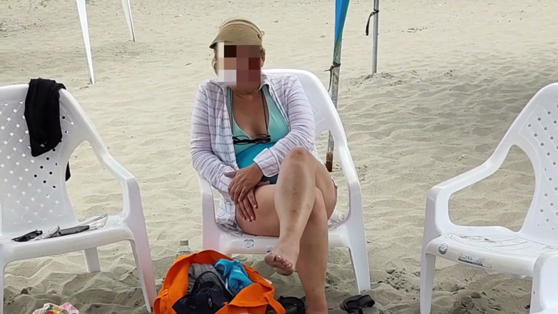 Ardientes69: ビーチで、美しい継母が公の場で胸を見せびらかし、私は彼女が毛深い秘部を見せるとオナニーしました。