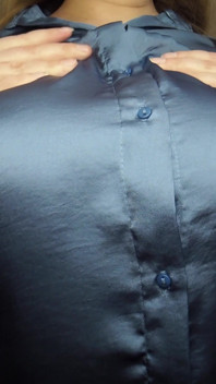 Gros seins qui rebondissent dans une blouse en satin bleu, seins taquinés