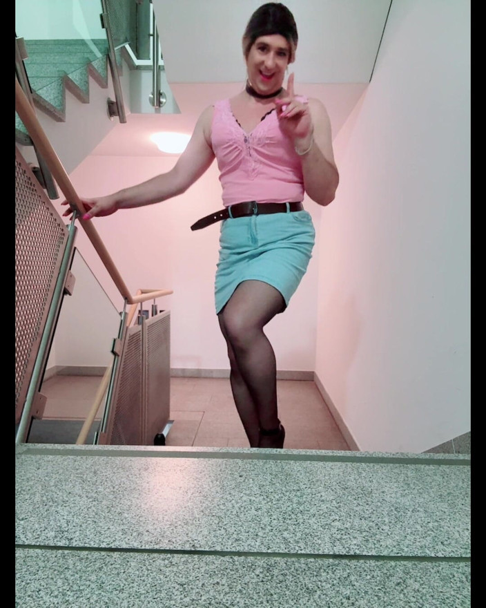 SissyDaniella: Sissy reitet dildo vor glastür