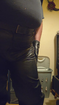 Sborrata nei miei nuovi pantaloni di pelle