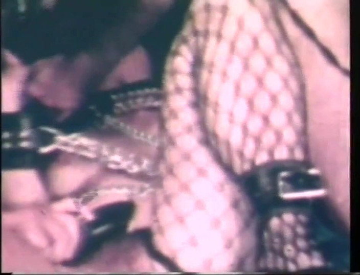 Vintage megastore: Un mec masqué surprend une brune attachée