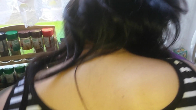 Caralia Deluxe: 男人在他的厨房里操一个宝贝 第一人称视角