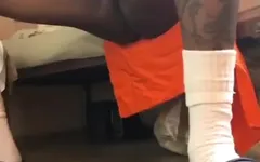 Je caresse ma grosse bite dure en gémissant, éjacule fort