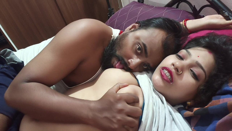 Sona bhabhi: Une desi indienne à gros nichons se fait baiser par son...