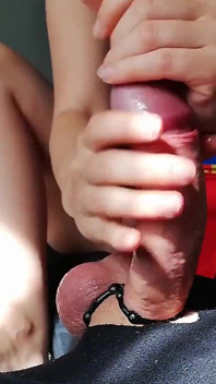 Je lui caresse la bite avec un vibromasseur jusqu’à ce que son sperme jaillit