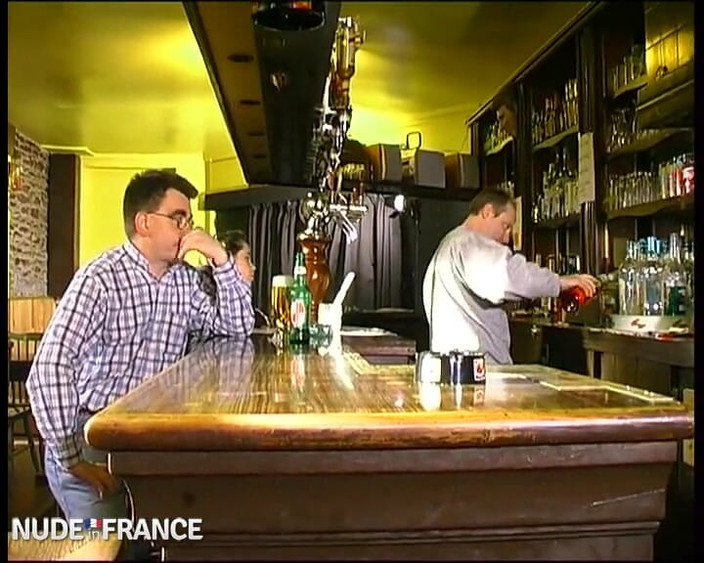 La France a Poil: A guy sharing his pretty young girlfriend getting gangbanged inside...