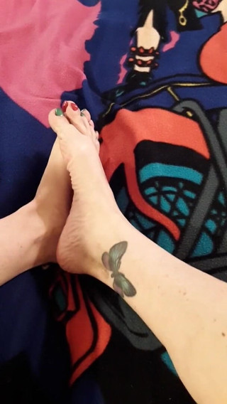 Gh0st781: Top Cat sockies and Christmas toes