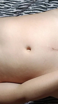 Caresser et branler une bite sur une chatte étroite, sans baiser
