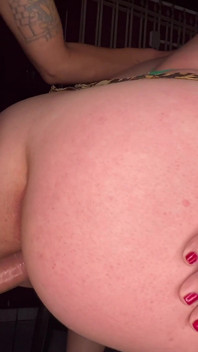 Denna gifta slampa gick till swingers club fast besluten att bara ge sin röv