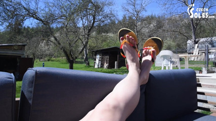 Czech Soles - foot fetish content: Șlapi și degete lungi se relaxează pe terasă