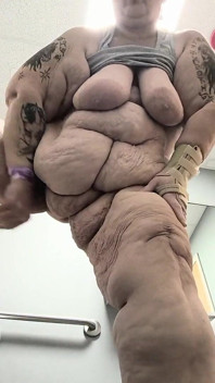 Horny Hairy Pussy Standing on the Floor Cums Landing