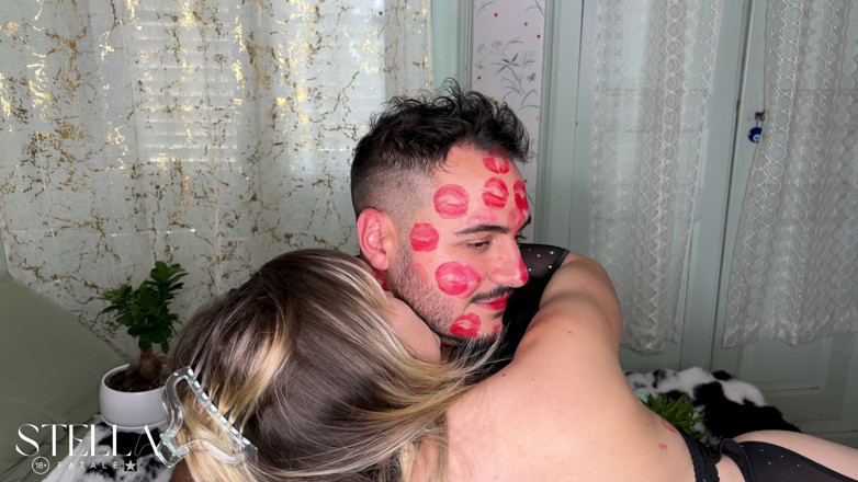 Stellafatale: I baci con il rossetto rosso gli coprono tutto il...