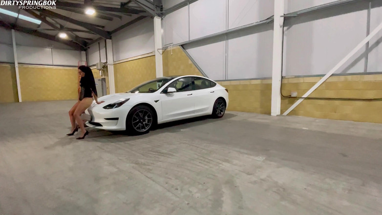 Aaliyah Yasin: 차에서 따먹히는 무슬림 마누라